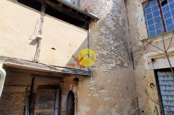 magasin avec  tour en  pierres