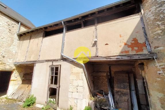 magasin avec  tour en  pierres