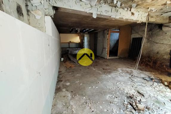 magasin avec  tour en  pierres