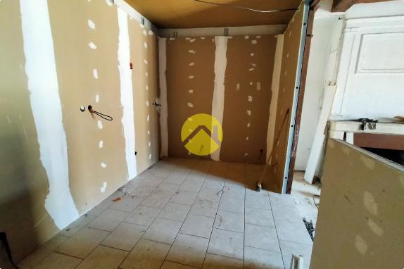 magasin avec  tour en  pierres