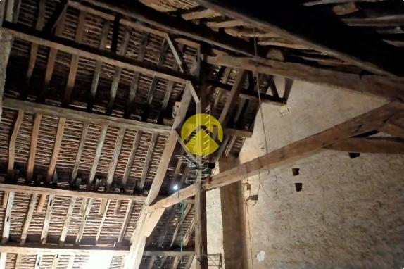 magasin avec  tour en  pierres