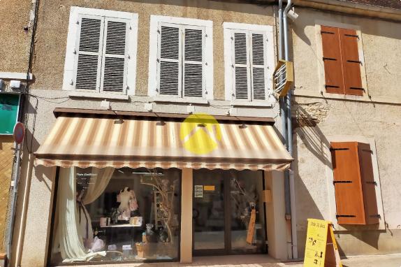 magasin avec  tour en  pierres