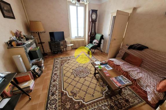 Charme et authenticité : Maison de pierre à rénover