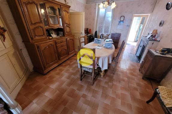 Charme et authenticité : Maison de pierre à rénover