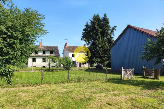 Lot de deux maisons de bourg .