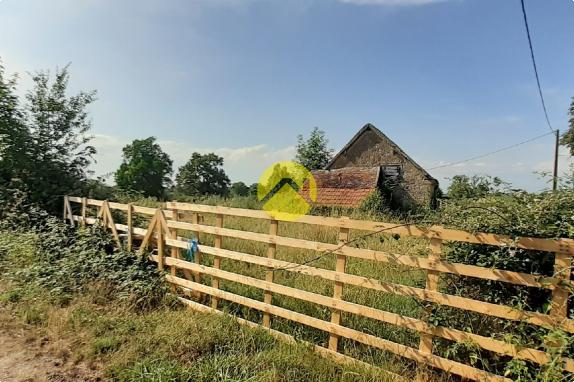 Terrain avec ancienne bâtisse