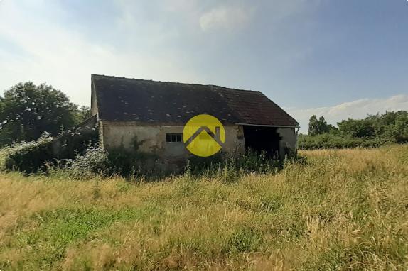 Terrain avec ancienne bâtisse