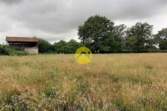 Terrain avec ancienne bâtisse