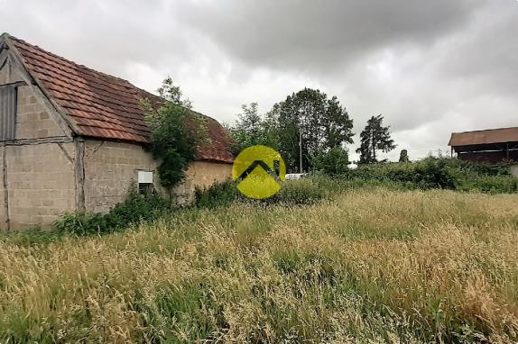 Terrain avec ancienne bâtisse