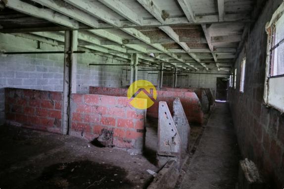 Bâtiments 1360m2  à côté de D1