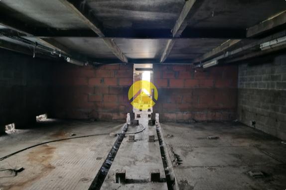 Bâtiments 1360m2  à côté de D1