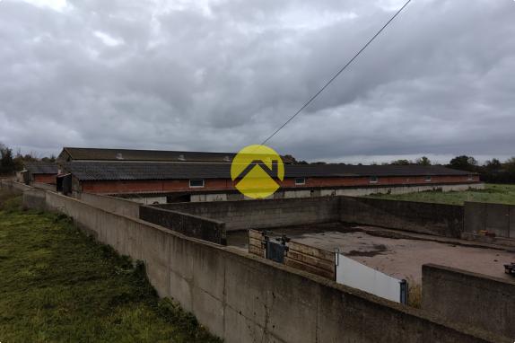 Bâtiments 1360m2  à côté de D1