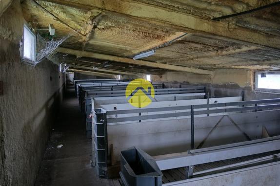 Bâtiments 1360m2  à côté de D1