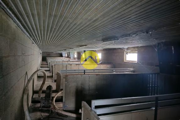 Bâtiments 1360m2  à côté de D1