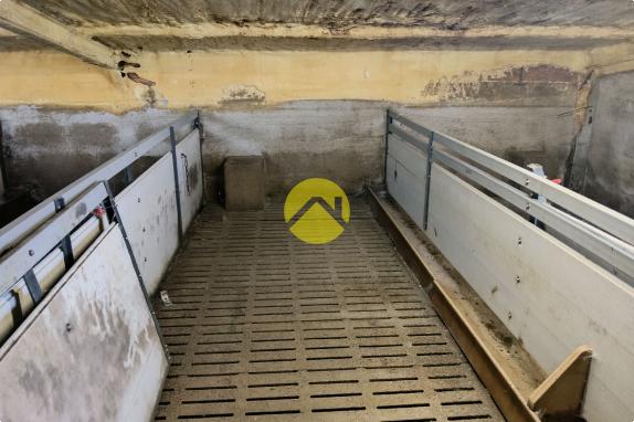 Bâtiments 1360m2  à côté de D1