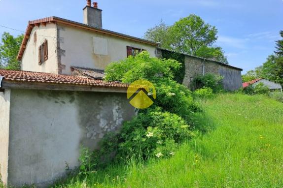 Fermette / Longere   de plus  1 Ha Puy guillaume, 3 pièces à vendre