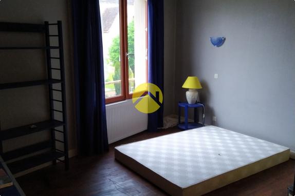 Dans bourg avec commerces 