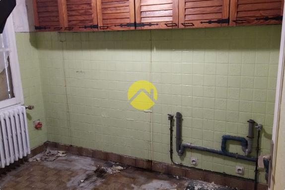 Dans bourg avec commerces 