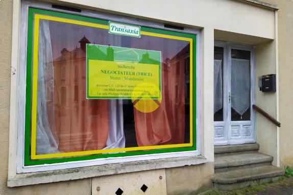 Dans bourg avec commerces 