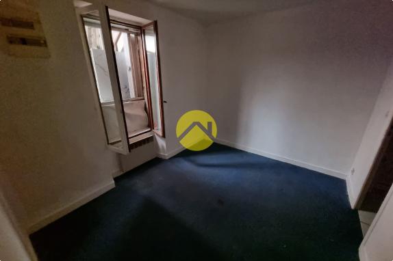 APPARTEMENT AVEC GRANDE COUR