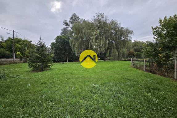 joli terrain avec cours d'eau 