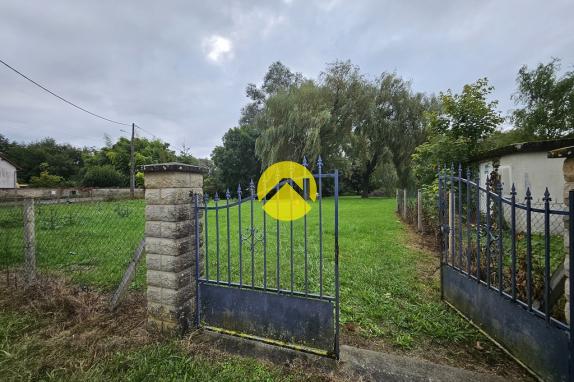 joli terrain avec cours d'eau 