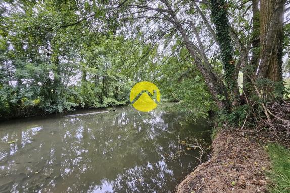 joli terrain avec cours d'eau 