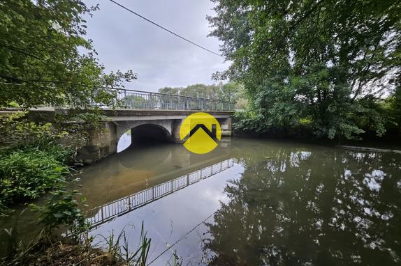 joli terrain avec cours d'eau 