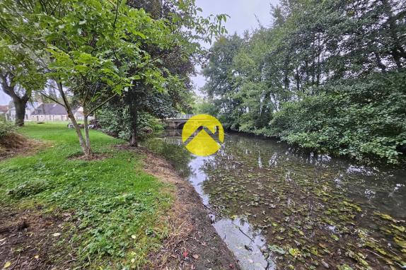 joli terrain avec cours d'eau 