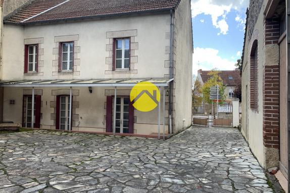 MAISON DE BOURG AVEC JARDIN 