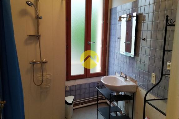 Dans bourg avec commerces 