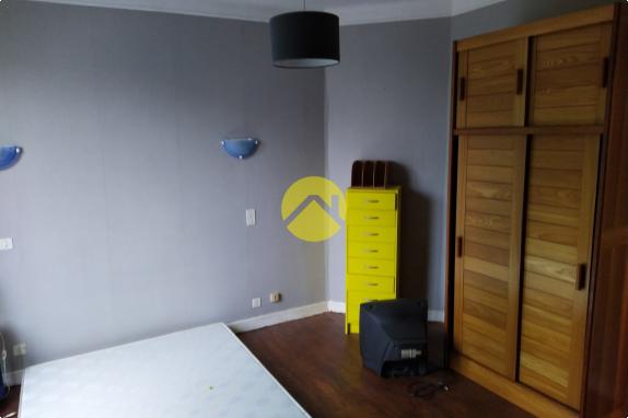 Dans bourg avec commerces 