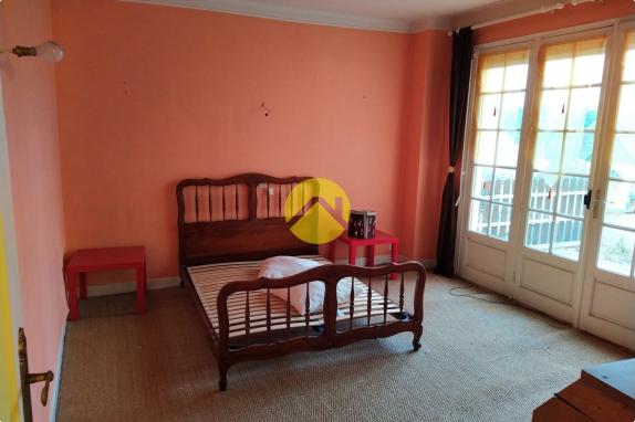 Dans bourg avec commerces 