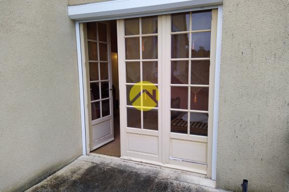 Dans bourg avec commerces 