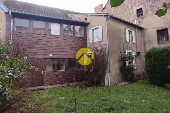 Maison avec garage et jardin