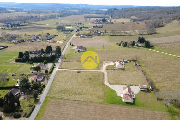 Très joli terrain avec un surface de 2021m2 à 1 min de Limeuil, un des plus beaux villages de France