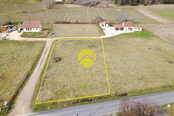 Très joli terrain avec un surface de 2021m2 à 1 min de Limeuil, un des plus beaux villages de France