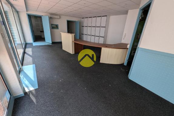 LOCAL 123m² hyper centre. Gd garage