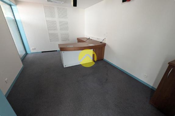 LOCAL 123m² hyper centre. Gd garage