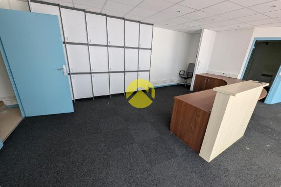 LOCAL 123m² hyper centre. Gd garage