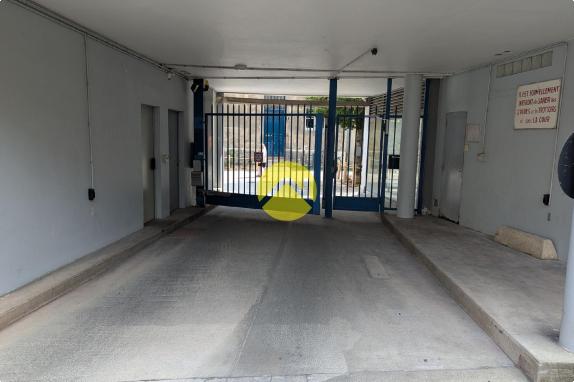 LOCAL 123m² hyper centre. Gd garage