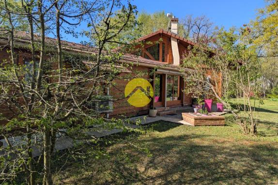 Maison  en bois avec piscine