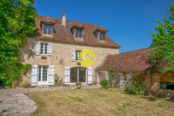 Périgourdinne au bord de la Vézère