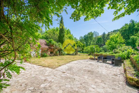 Périgourdinne au bord de la Vézère
