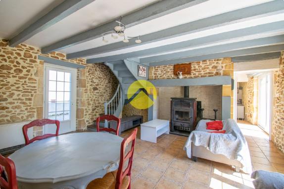 Périgourdinne au bord de la Vézère