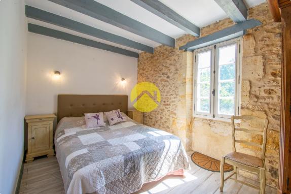 Périgourdinne au bord de la Vézère
