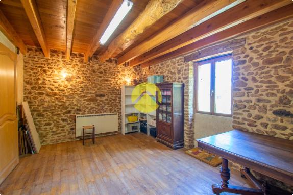 Périgourdinne au bord de la Vézère