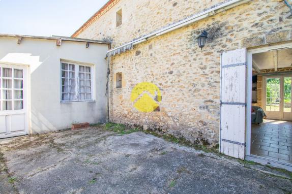 Périgourdinne au bord de la Vézère