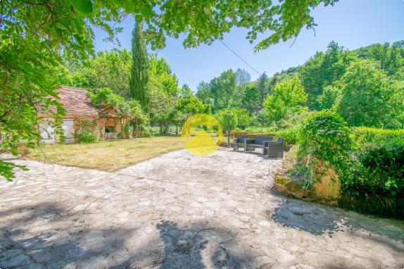 Périgourdinne au bord de la Vézère
