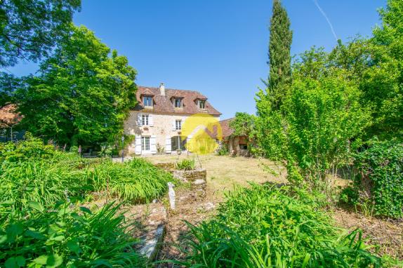 Périgourdinne au bord de la Vézère